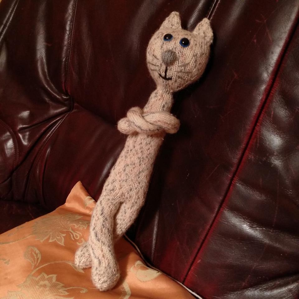Zabawka kot w technice amingurumi z włóczki Nobvita Nalle Pelto