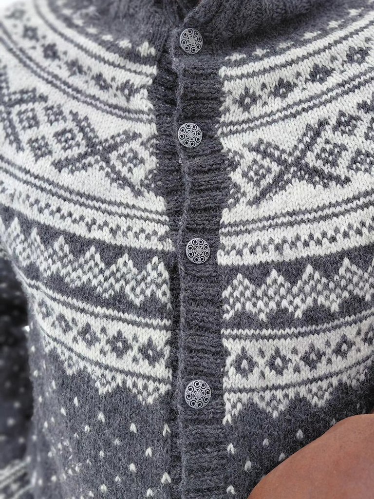 Detale żakardowego wzoru w męskim swetrze z włóczki Novita 7 Brothers