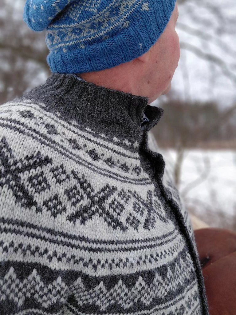 Męski robiony na drutach żakardowy kardigan i dopasowaną czapką