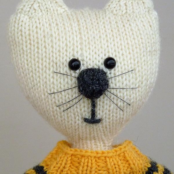 Dziergacy kot w sweterku portret amigurumi woolloop Druty na okraglo