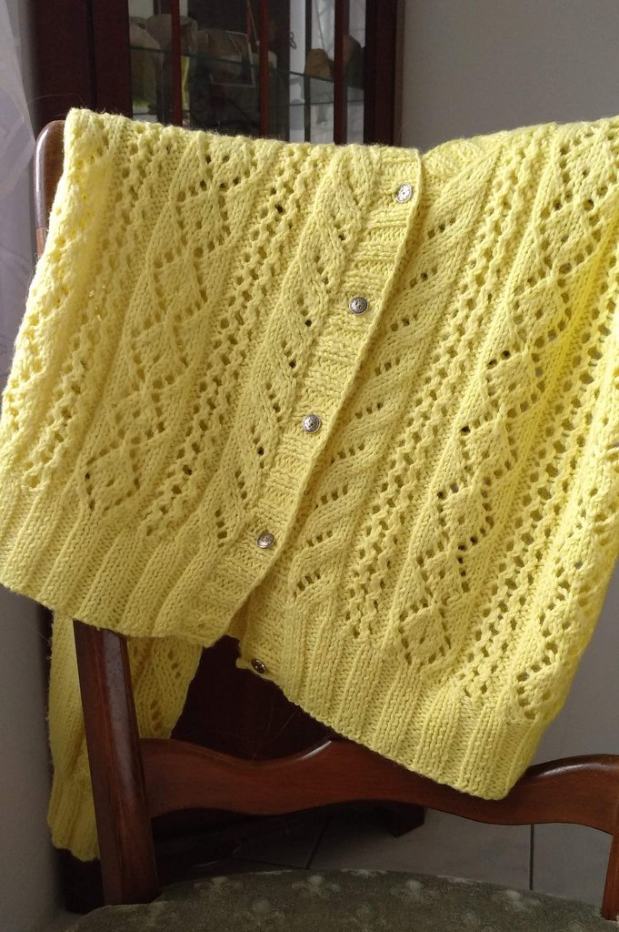 sweter z żółtej wóczki