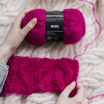 wloczka-Novita-Hehku-moher-welna-sklep-woolloop motek i próbka dzianiny z różowej włóczki moherowej