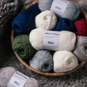 motki wloczki Novita Viola w koszyku
