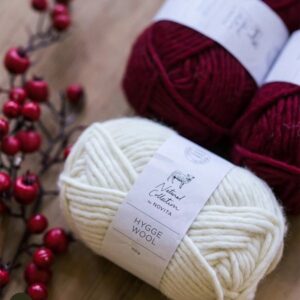 bordowy i bialy motek wloczki novita hygge wool