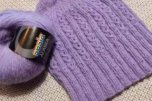 fioletowa czapka na drutach z wloczki sesia alaska woolloop 2