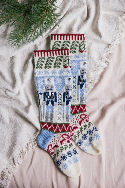 pakiet dziewiarski skarpety swiateczne dziadek do orzechow nutcracker novita sklep woolloop (2) pakiet dziewiarski skarpety swiateczne dziadek do orzechow nutcracker novita sklep woolloop (2)