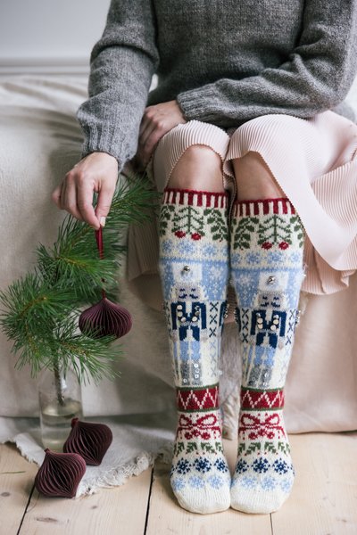 pakiet dziewiarski skarpety swiateczne dziadek do orzechow nutcracker novita sklep woolloop (8) pakiet dziewiarski skarpety swiateczne dziadek do orzechow nutcracker novita sklep woolloop (8)