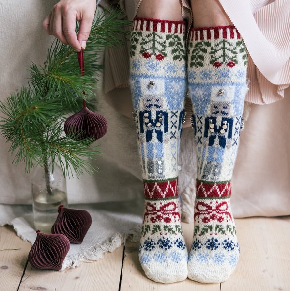 pakiet dziewiarski skarpety swiateczne dziadek do orzechow nutcracker novita sklep woolloop pakiet dziewiarski skarpety swiateczne dziadek do orzechow nutcracker novita sklep woolloop